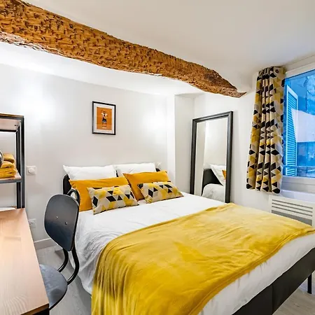 Apartment Roche : 3 Chambres,6 Personnes, Bien Equipe, Deco+ Toulon